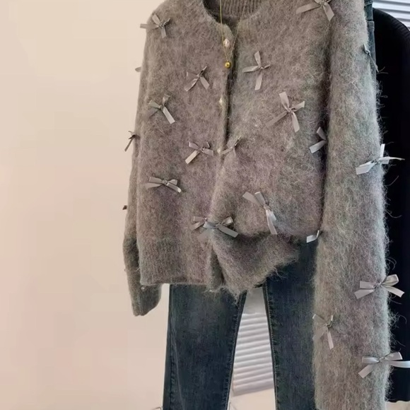 NWT| Fluffy sweater with bows| Size: M - Picture 4 of 5